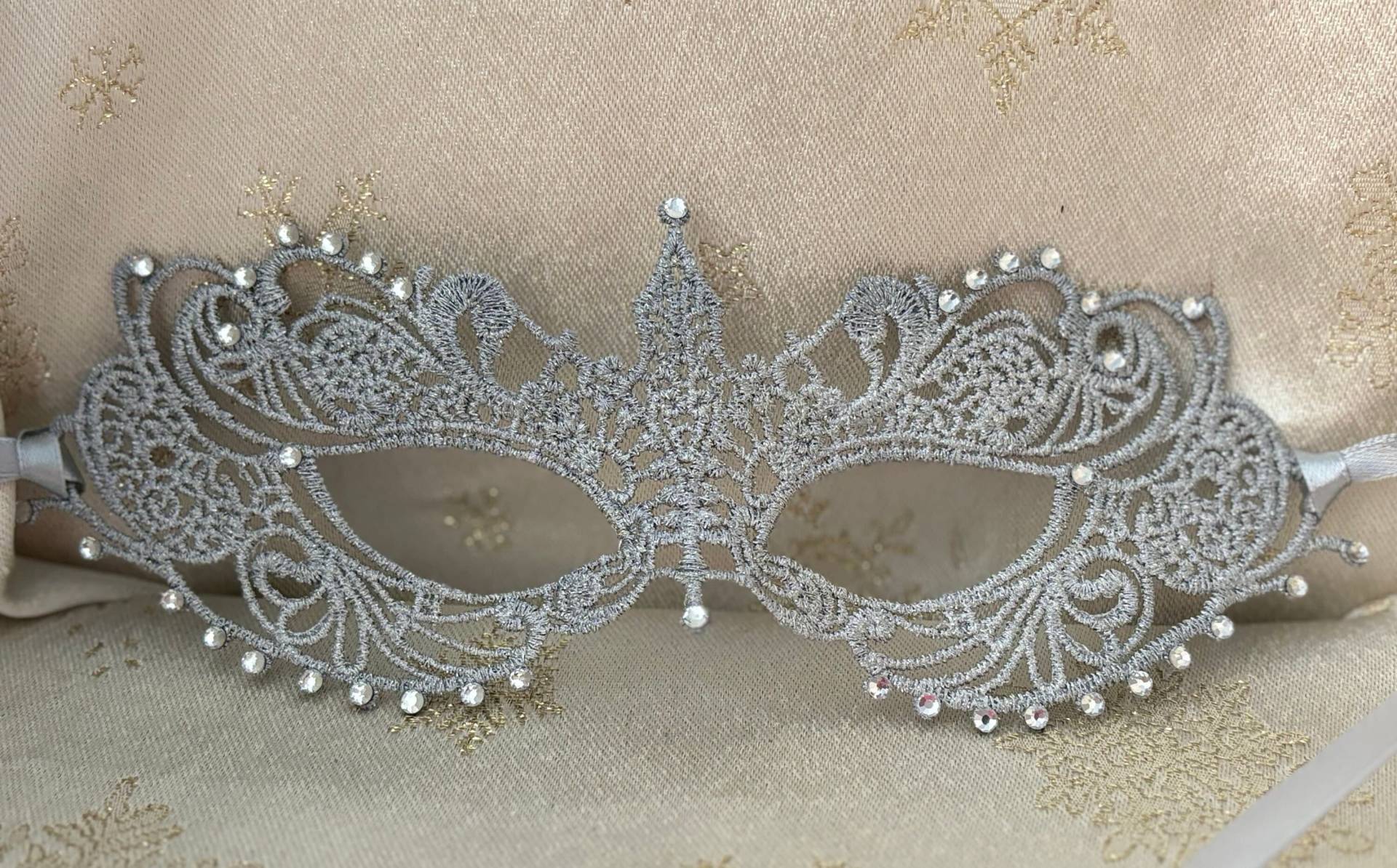 Silber Spitze Maskerade Maske Mit Juwelen Und Strasssteinen Silber Spitze Maskerade Maske Mit Juwelen Und Strasssteinen von ModisteMasquerade