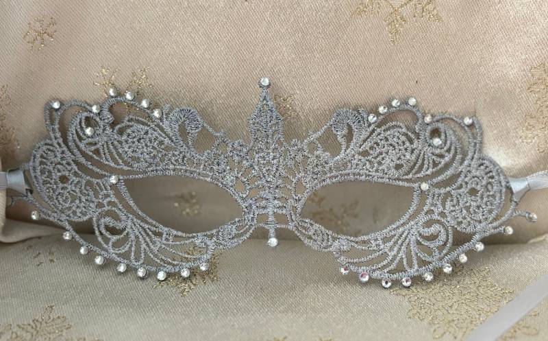 Silber Spitze Maskerade Maske Mit Juwelen Und Strasssteinen Silber Spitze Maskerade Maske Mit Juwelen Und Strasssteinen von ModisteMasquerade