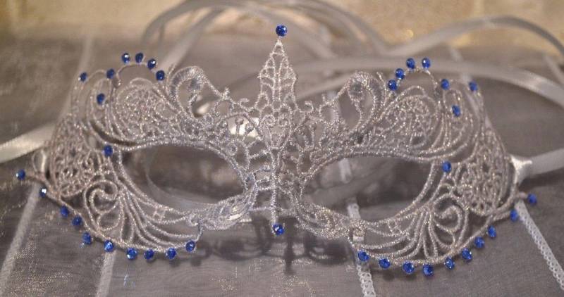 Silberne Maskerade Maske Sapphire Blaue Kristalldiamanten Silberne Maskerade Maske Sapphire Blaue Kristalldiamanten von ModisteMasquerade