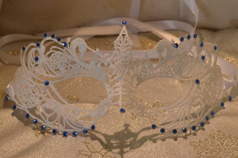 Weiße Masquerade Maske Sapphire Strasssteine, Satinbänder Weiße Masquerade Maske Sapphire Strasssteine, Satinbänder von ModisteMasquerade