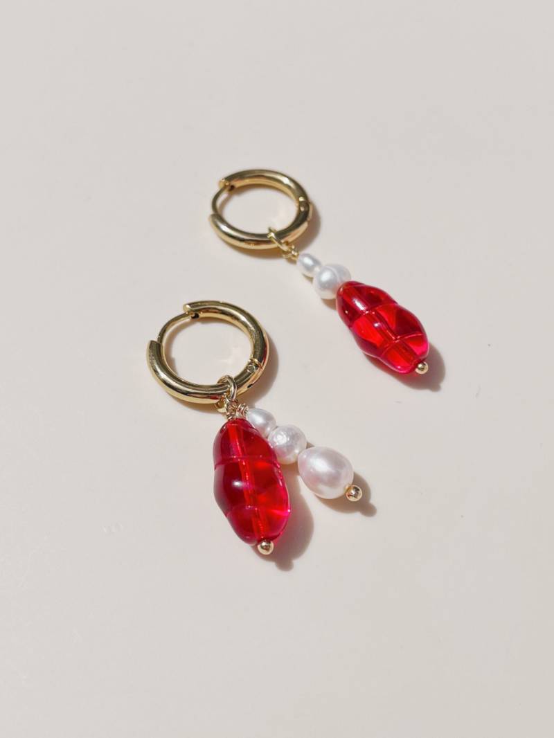 Lampwork Glas Rubin Rote Süßwasserperle Ohrringe, Gold Creolen, Durchscheinende Glasperlen Unregelmäßige Vintage Tropfenohrringe von MogooStudio