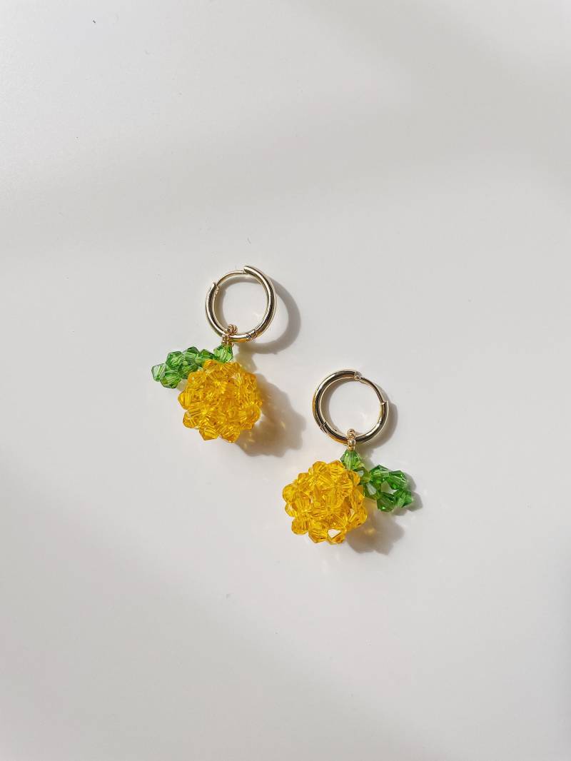Perlen Orange Ohrringe | Glas Obst Vergoldete Huggie Hoop Lustiges Geschenk Für Mädchen von MogooStudio