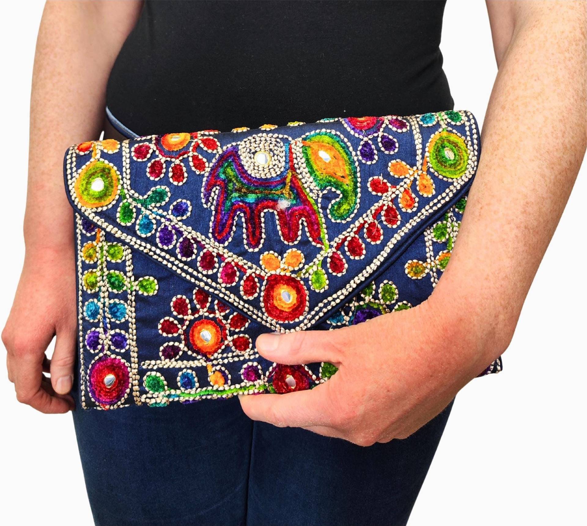 Handgemachte Boho-Clutch Blau Mit Elefantenstickerei - Bunte Perlen-Abendtasche Aus Indien von MohiniHandicrafts