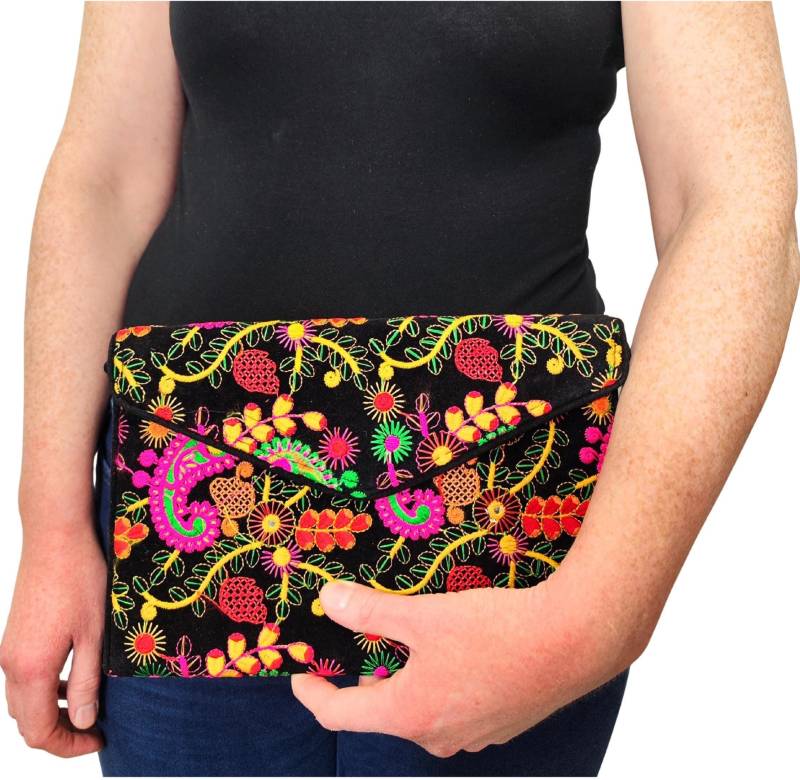 Schwarze Boho-Schultertasche Mit Stickerei - Handgemachte Rajasthan Gujarat Festival-Clutch Buntem Paisley- & Blumenmuster von MohiniHandicrafts
