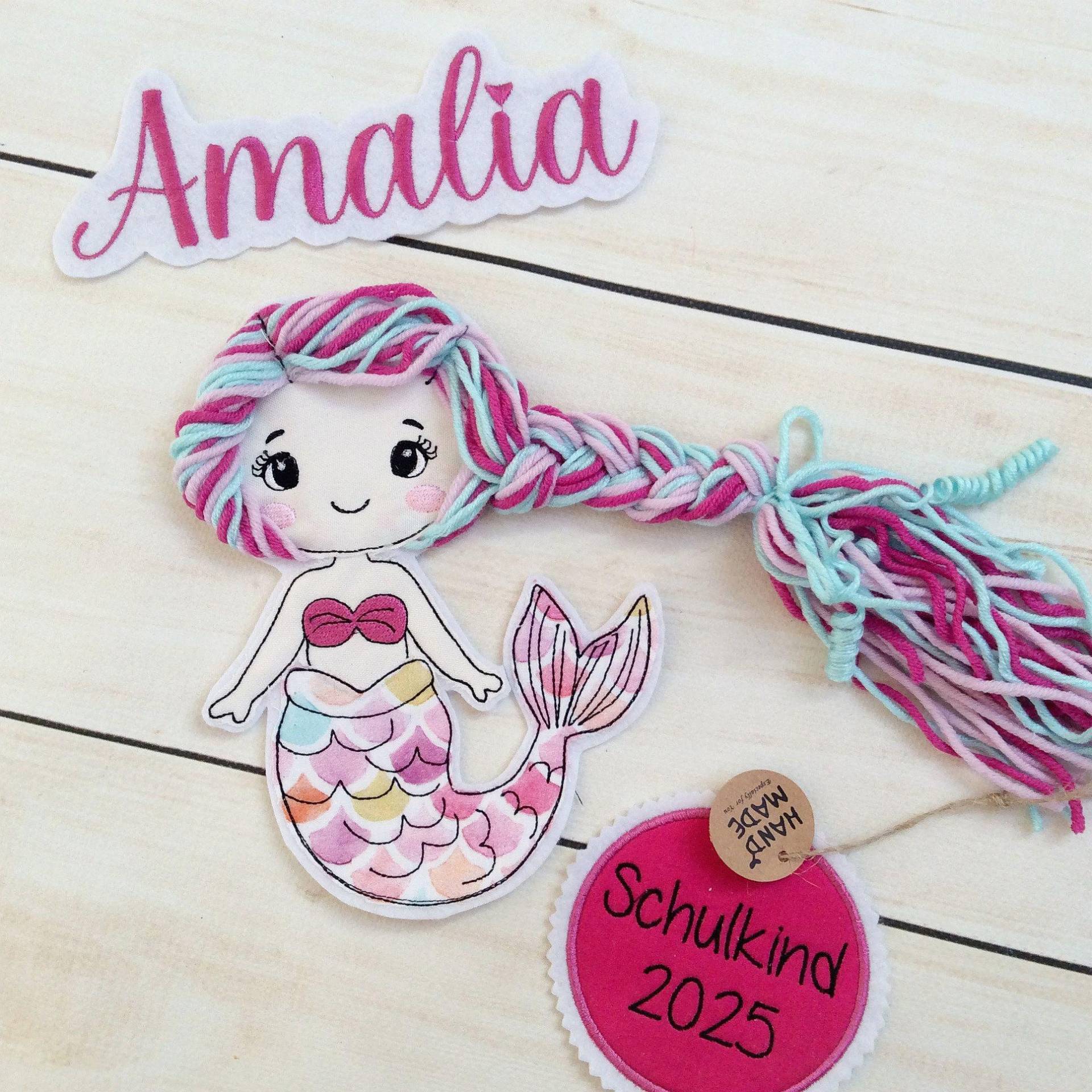 Set Applikation Nixe 3D Meerjungfrau Glitzer Mit Anhänger "Schulkind 2026" Für Schultüte Wollhaare Inkl. Name Set Applikation Nixe 3D Meerjungfrau Glitzer Mit Anhänger "Schulkind 2026" Für Schultüte Wollhaare Inkl. Name von MohnblumesWelt