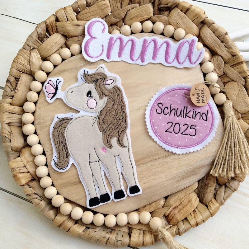 Set Applikation Pferd Mit Schmetterling Pony Anhänger " Schulkind 2026" Für Schultüte Inkl. Name Wunschname von MohnblumesWelt