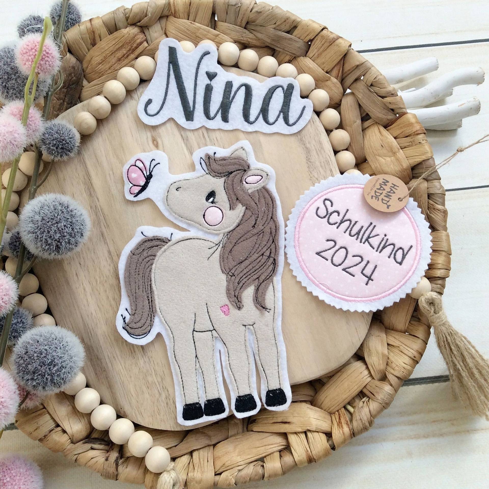 Set Applikation Pferd Mit Schmetterling Pony Anhänger " Schulkind 2026" Für Schultüte Inkl. Name Wunschname Set Applikation Pferd Mit Schmetterling Pony Anhänger " Schulkind 2026" Für Schultüte Inkl. Name Wunschname von MohnblumesWelt
