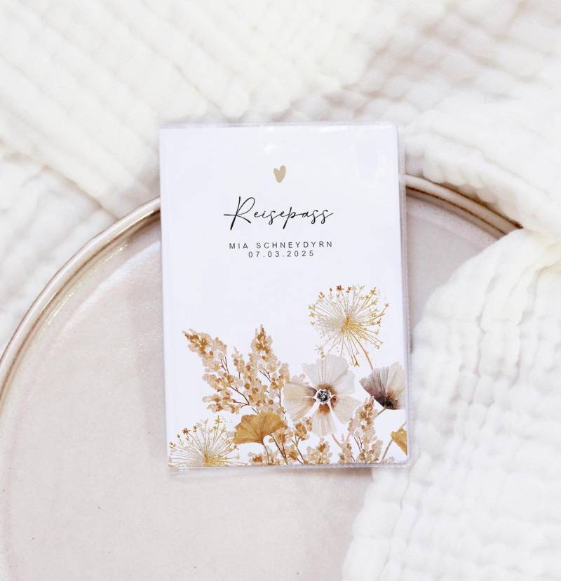 Personalisierte Reisepasshülle Mia - Boho Trockenblumen Passhülle Für Erwachsene & Kinder Passcover Deutsche Reisepässe, Hülle Cover von MoinMagda