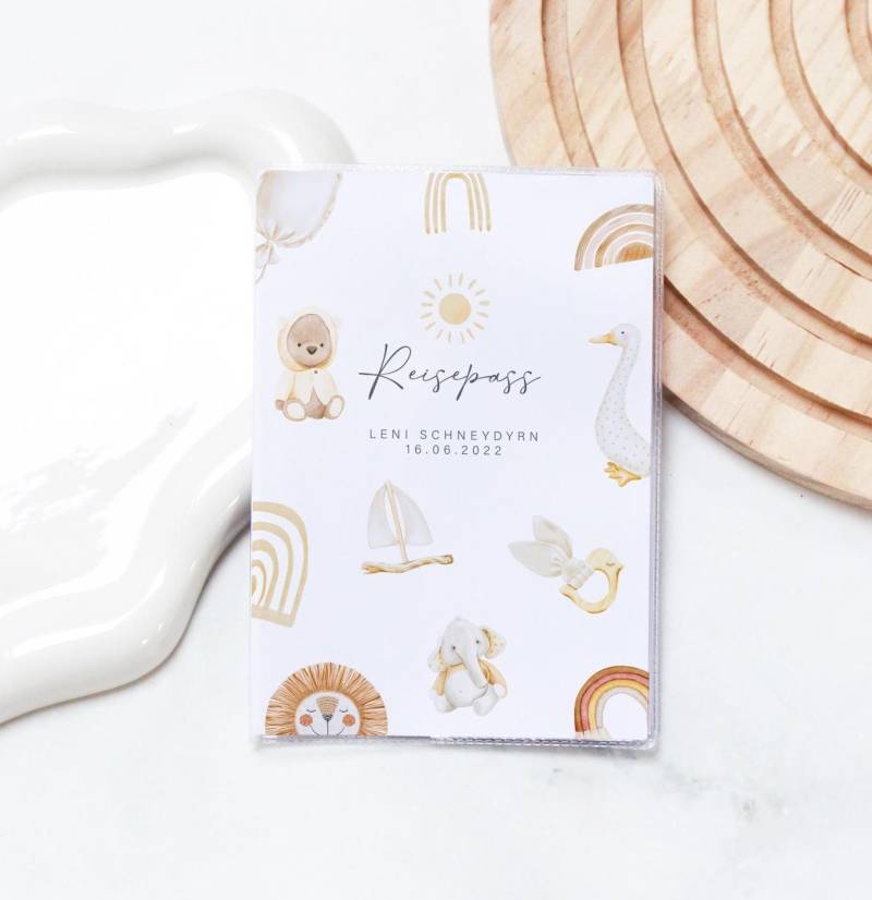 Personalisierte Reisepasshülle Leni Für Babys Und Kinder, Süßes Hüllen Design Mit Tieren Spielzeug, Perfektes Reisegeschenk Familien von MoinMagda