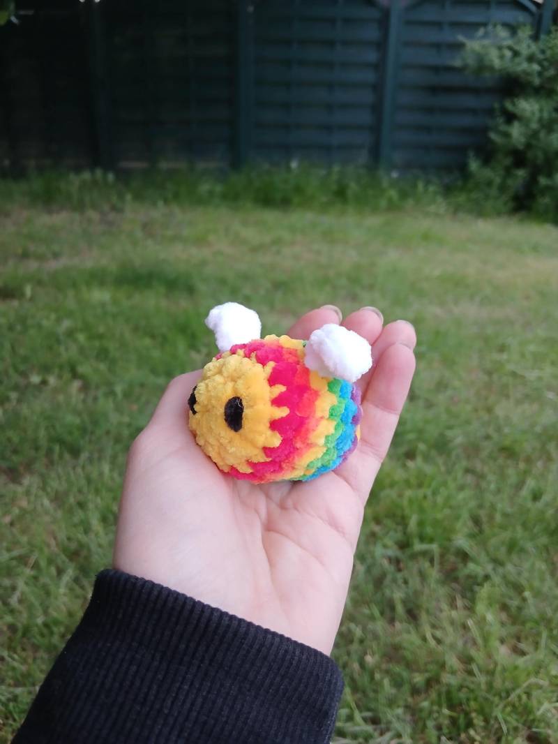 Pride Biene Schlüsselanhänger, Regenbogen Biene, Month, Bi, Lesbian, Nonbinary, Trans von MoinMoinHaekelliebe