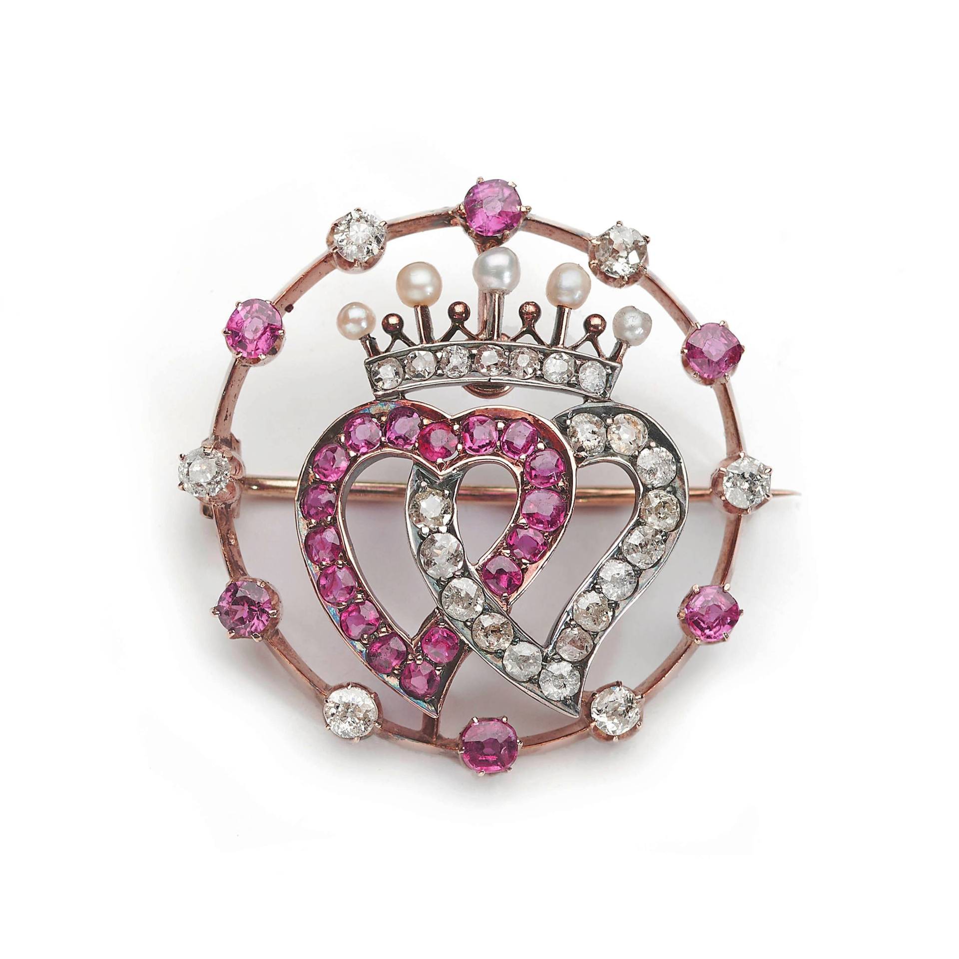 Antike Rubin Diamant Perle Gold Und Silber Glücksboot Herz Krone Kreis Brosche, Um 1910 Antike Rubin Diamant Perle Gold Und Silber Glücksboot Herz Krone Kreis Brosche, Um 1910 von MoiraFineJewellery
