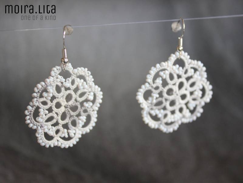 Bella Tatted Lace Ohrringe Weiß Grau Bella Tatted Lace Ohrringe Weiß Grau von MoiraLita