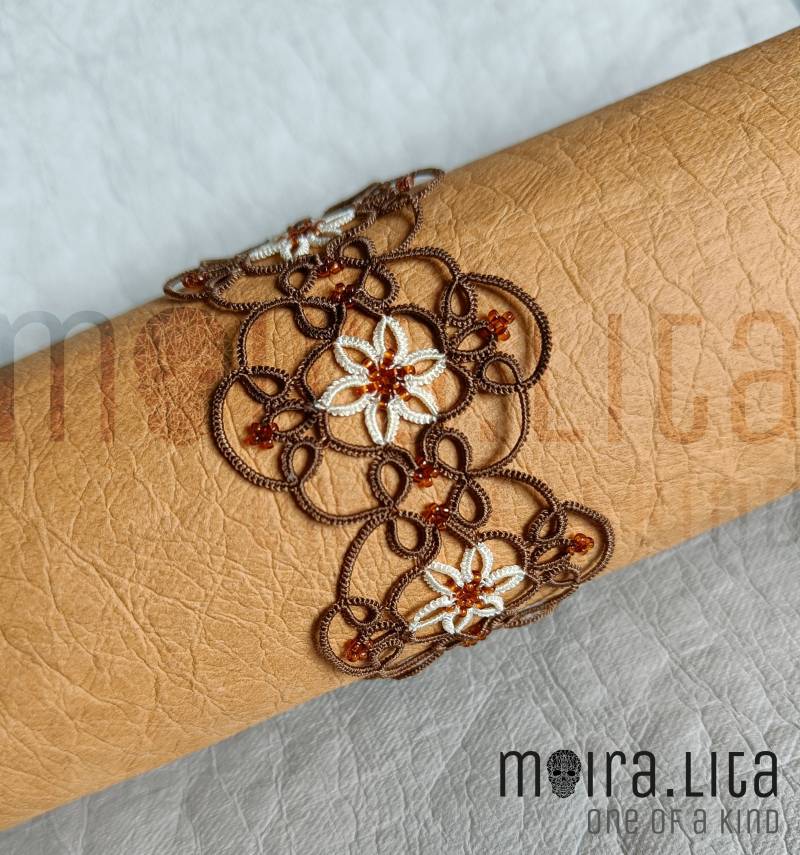 Flores Tatted Lace Armband Braun Weiß von MoiraLita
