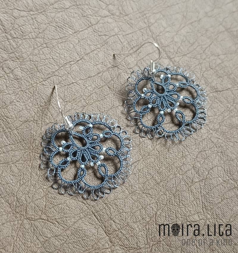 Tatting Ohrringe Blau Weiß Spitze Tatting Ohrringe Blau Weiß Spitze von MoiraLita