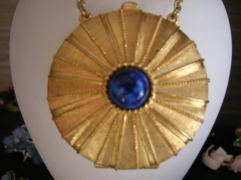 Estee Lauder Parfum Compact Halskette Estee Lauder Parfum Compact Halskette von MoiraVintage