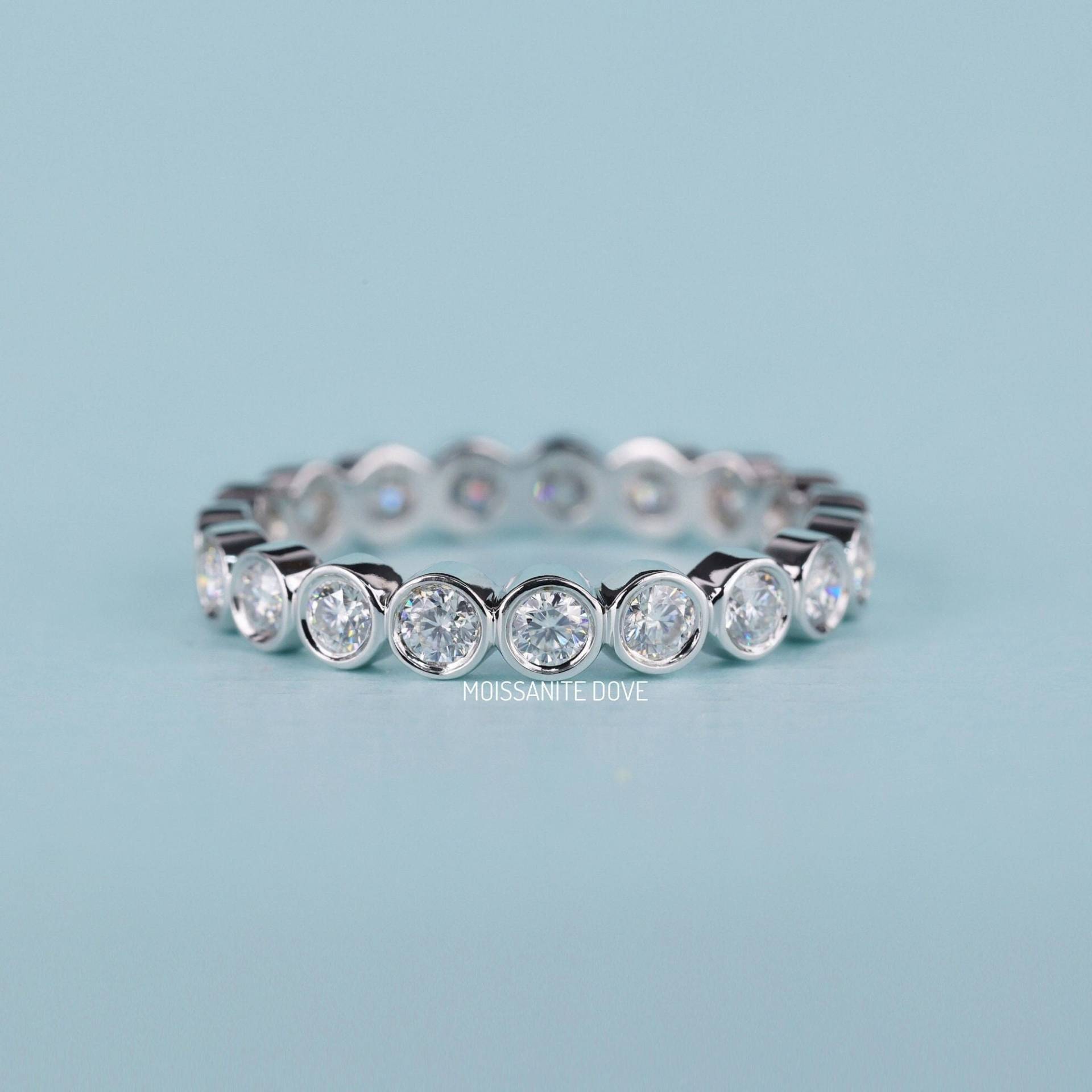 Bezel Set Moissanit Eternity Ring | 2, 50 Mm Rund Band Frauen Hochzeitsjubiläum Stapelbar Für Verlobungsringe von MoissaniteDove