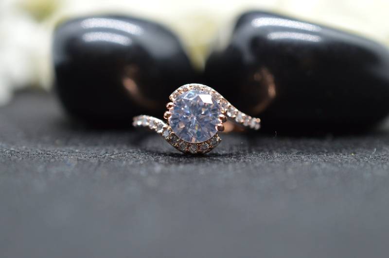 Halo Forever One Moissanit Verlobungsring Def Vvs1 Mit 0.33Ct Natürlichen Diamanten An Der Seite, 14K Massivgold Ehering von MoissaniteUniverse