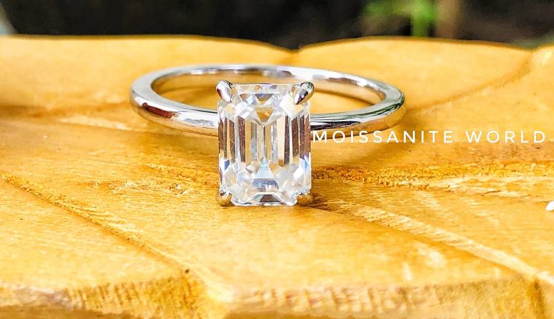 2 Karat 9x7 Mm Smaragd Weiß Moissanite Verlobungsring Minimalist Ehering 10K, 14K 18K in Metall von MoissaniteWorld