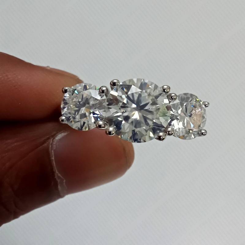 Drei Stein Vvs1 Moissanite Verlobungsring, 3.50Ctw Runder Zertifizierter Ring, 14K Solid White Gold Braut Ehering von MoissaniteworldCo