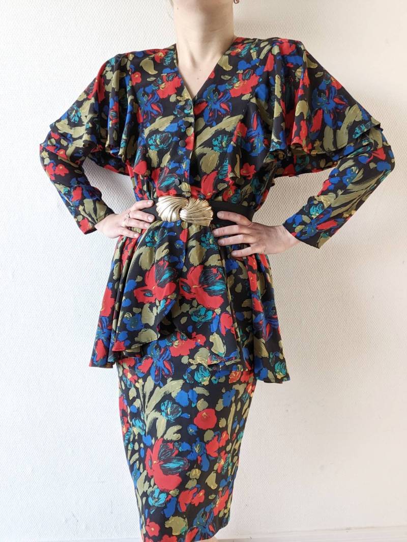 True Vintage Peplum Cape Sleeves Half Buttoned Midi Dress With Abstract Print 90's Xs S True Vintage Peplum Cape Sleeves Half Buttoned Midi Dress With Abstract Print 90's Xs S von MojaVintageShop