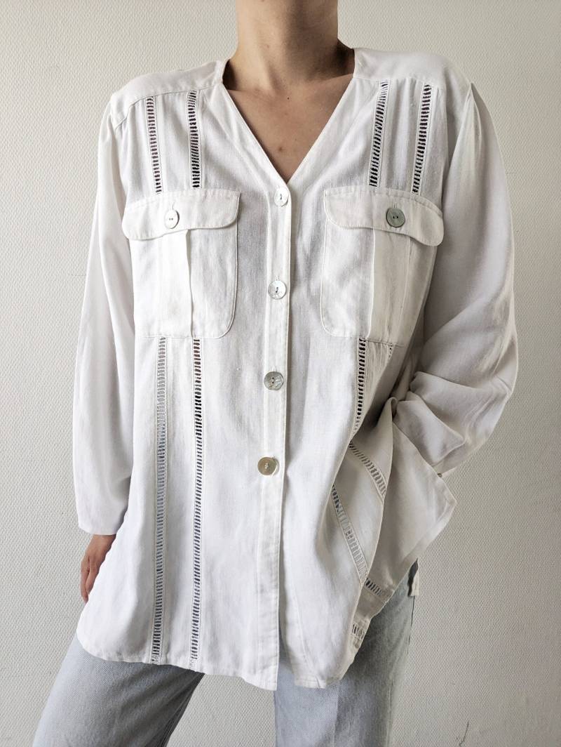 True Vintage White Viscose Linen Blend Blouse With Large Front Pockets & Mother Of Pearl Buttons M L 90's 90S True Vintage White Viscose Linen Blend Blouse With Large Front Pockets & Mother Of Pearl Buttons M L 90's 90S von MojaVintageShop