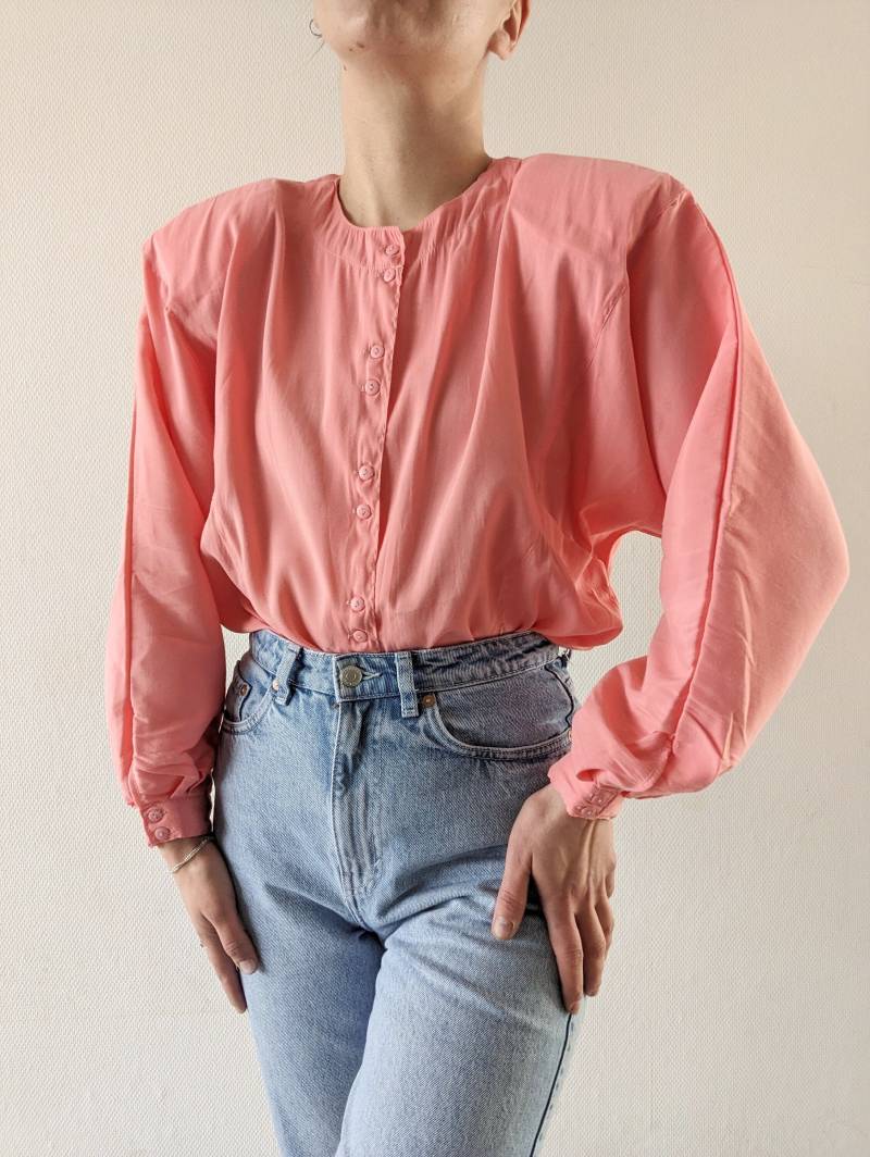 Vintage 90's Salmon Pink Shiny Viscose Blouse With Wide Shoulders S M L von MojaVintageShop