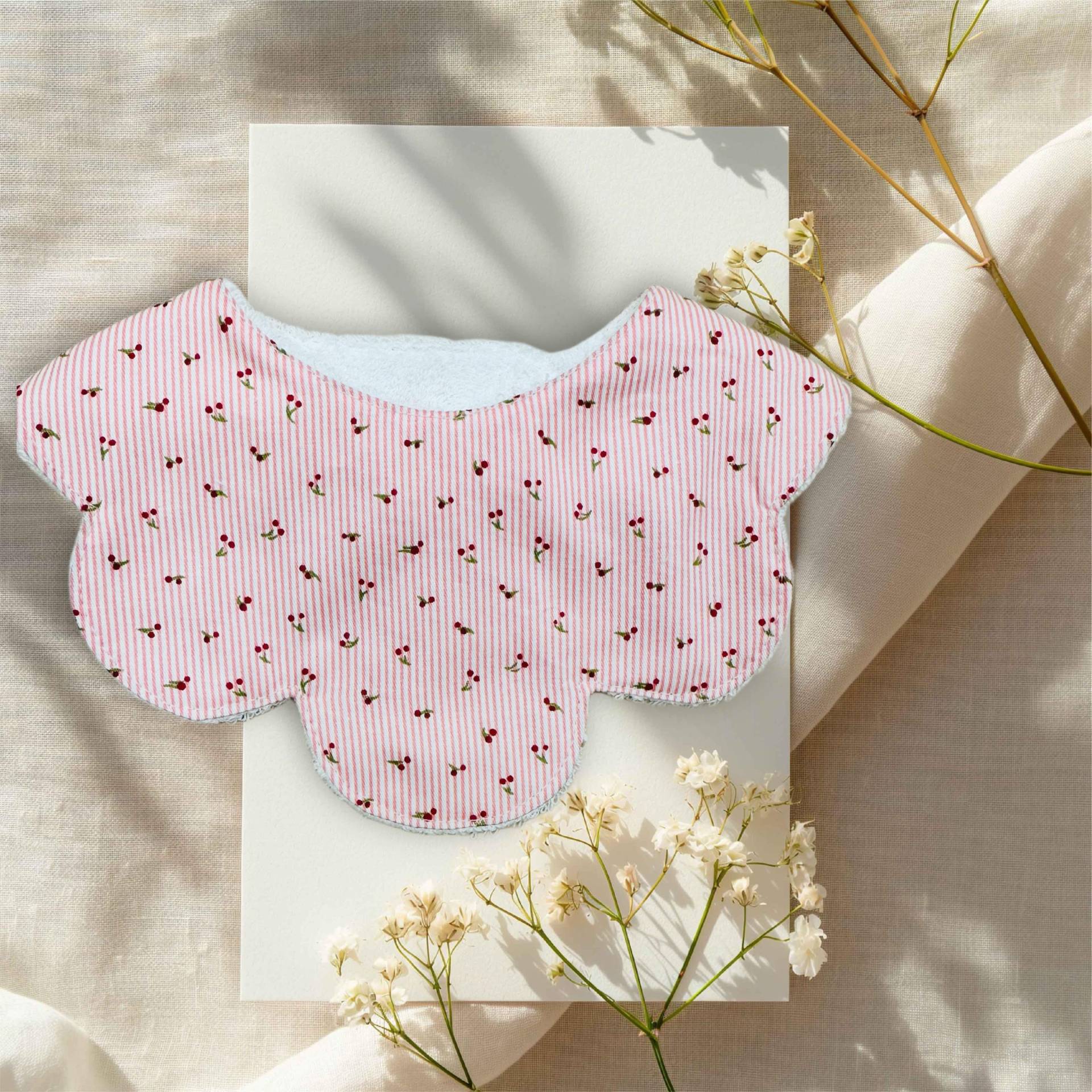 Zartes Baby-Lätzchen Mit Schöne Muster - Liebevoll Handgefertigt von MojjoJojjo