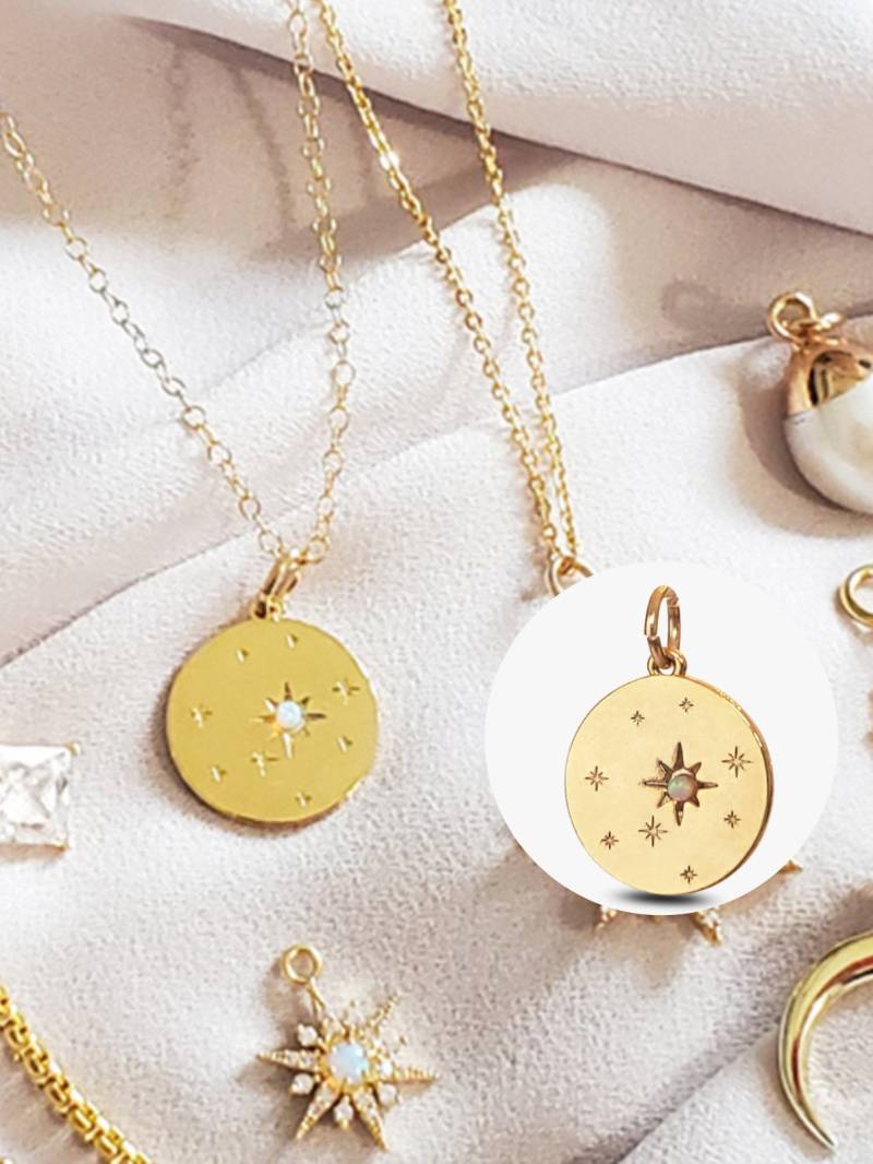 Slide-On Sternennacht Opal Gold Charm Münze Anhänger Layered Halskette Ohrring Vergoldetes Messing Kreis Runde Schmuck Usa Alva Slide-On Sternennacht Opal Gold Charm Münze Anhänger Layered Halskette Ohrring Vergoldetes Messing Kreis Runde Schmuck Usa Alva von MojoSupplyCo