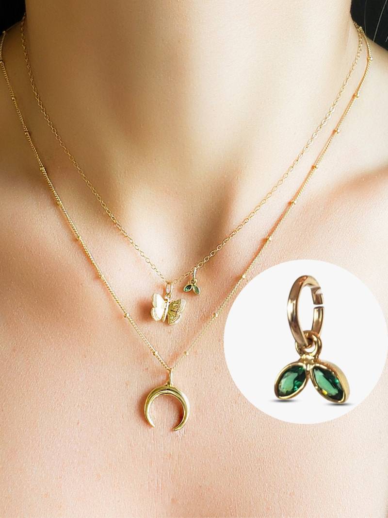 Slide-On Zierlicher Grüner Blatt Charm Smaragd Cz Schmuck Anhänger Winzig Kleine Layering Ohrringe Fundstücke Vanessa von MojoSupplyCo