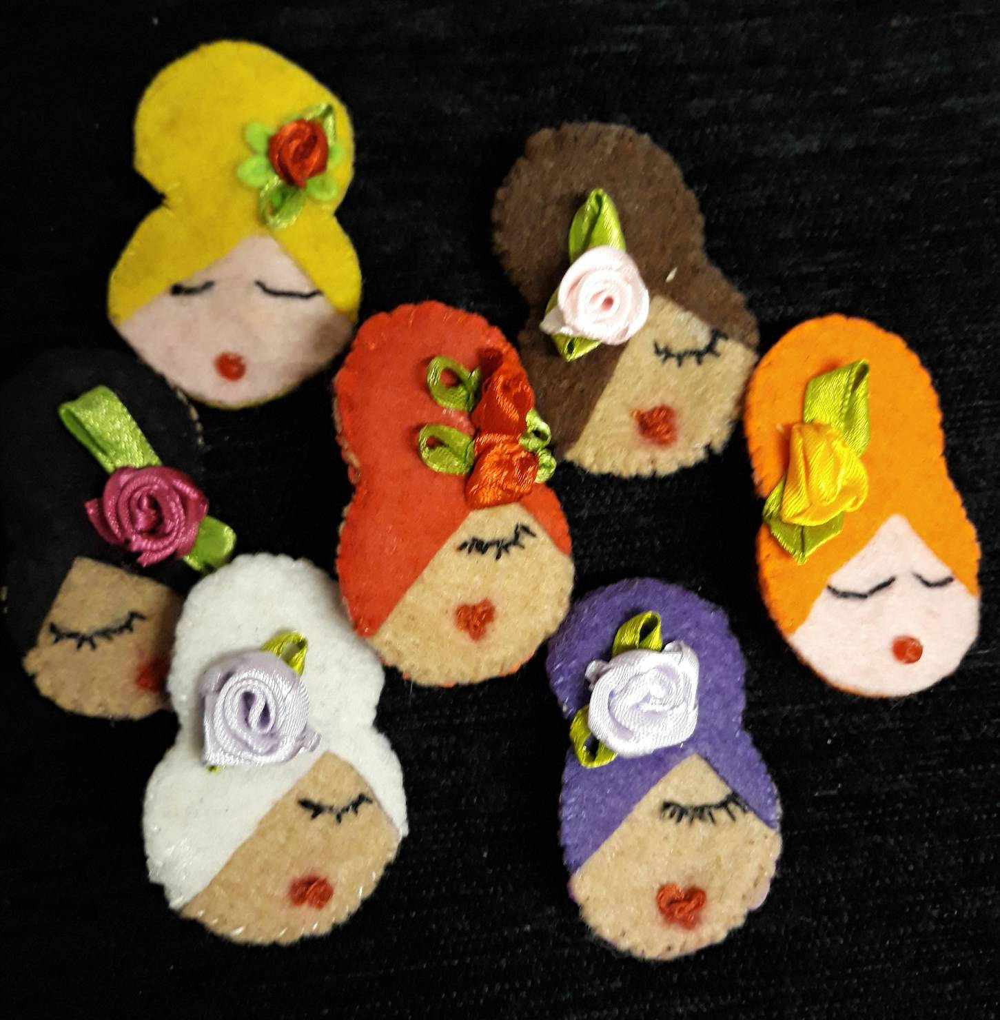 Amy Felt Handgefertigte Broschen. Vintage Bienenstock Diven Farbwahl. Funky Niedlich Bezaubernd Amy Felt Handgefertigte Broschen. Vintage Bienenstock Diven Farbwahl. Funky Niedlich Bezaubernd von Mojoshatsandturbans