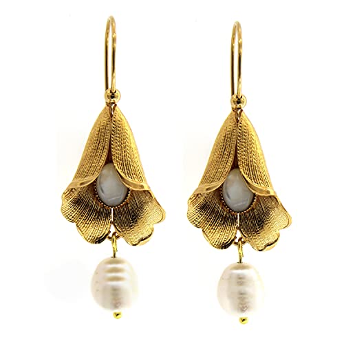 Vintage Ohrgehänge - aus Messing mit 24KT Gold - Handgefertigt in der Toskana, Made in Italy - Kalla mit Perlmutt-Cabochon und Naturperlen-Anhänger von Mokilu'