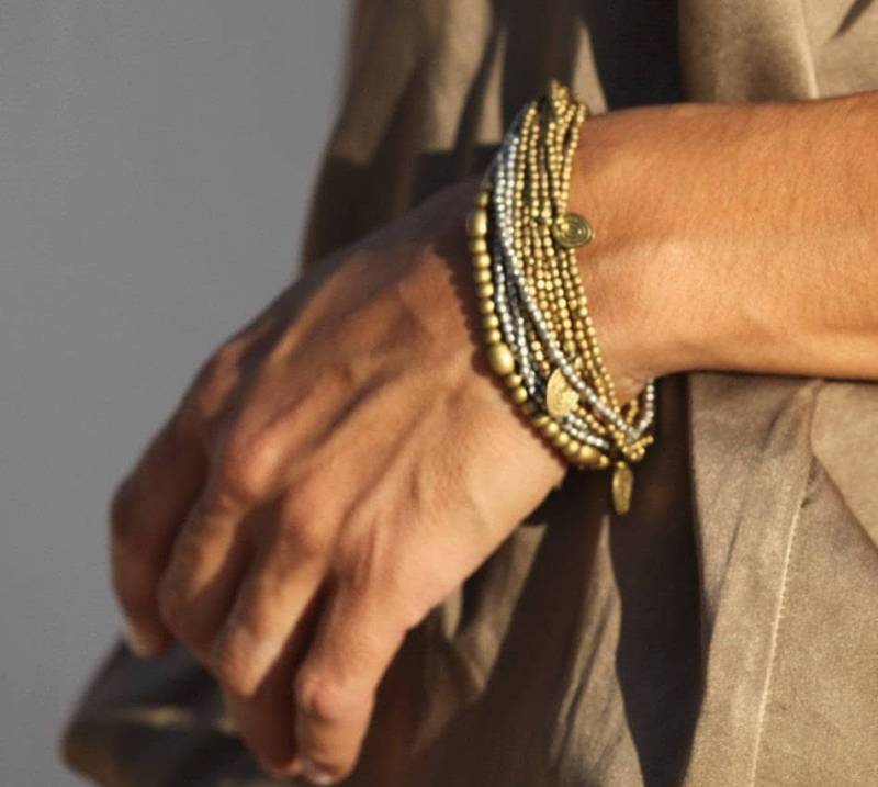 Boho Messing Perlenarmband Silberblatt Akzent, Stapelbar Stil von MokshaJewelryIbiza