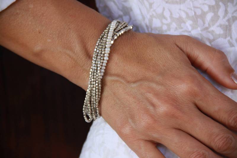 stapelbares Perlenarmband - Süßes Wasser Boho Wickelarmband Silber Armband Seed Bead Layering von MokshaJewelryIbiza