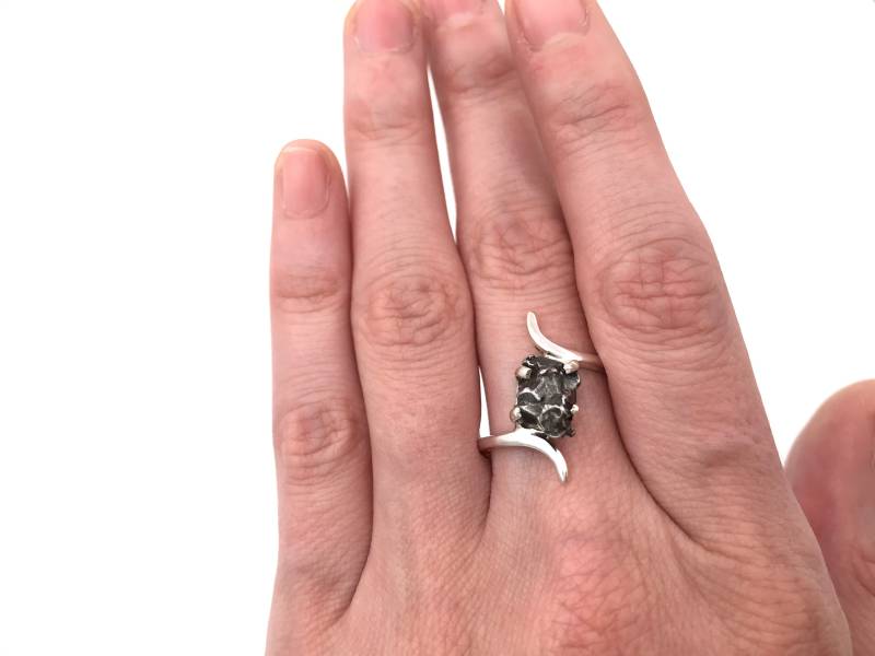 Campo Del Cielo Metoerit Ring-Cosmic Outerspace Ring-Abschluss Geschenk-Verlobungsring-Weihnachtsgeschenk-Wissenschaft Geschenk-Größe 6, 5 von MolecularMotifs