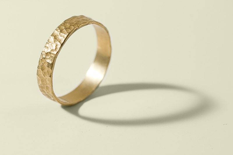14K Gelbgold Gehämmerter Ehering - Unisex Strukturring von Molikan