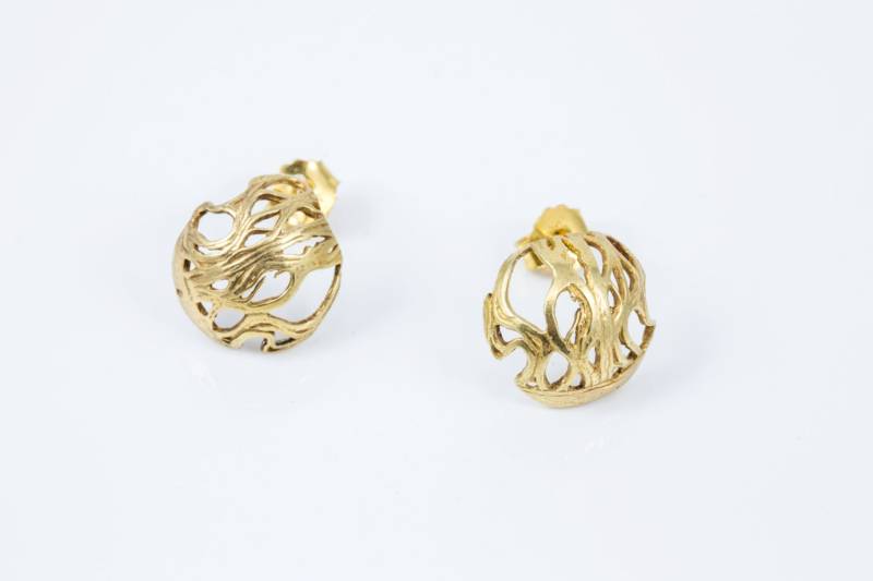 Gold Kleine Ohrstecker. Abgerundete Goldohrringe Aus Der Sabrawear Kollektion von Molikan