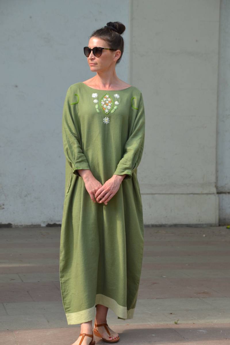 Grünes Wald Leinenkleid. Autor Der Stickerei.leinen Boho Designer-Kleid Mit Blumen.benutzerdefinierte Länge, Größe von Moliqlinen