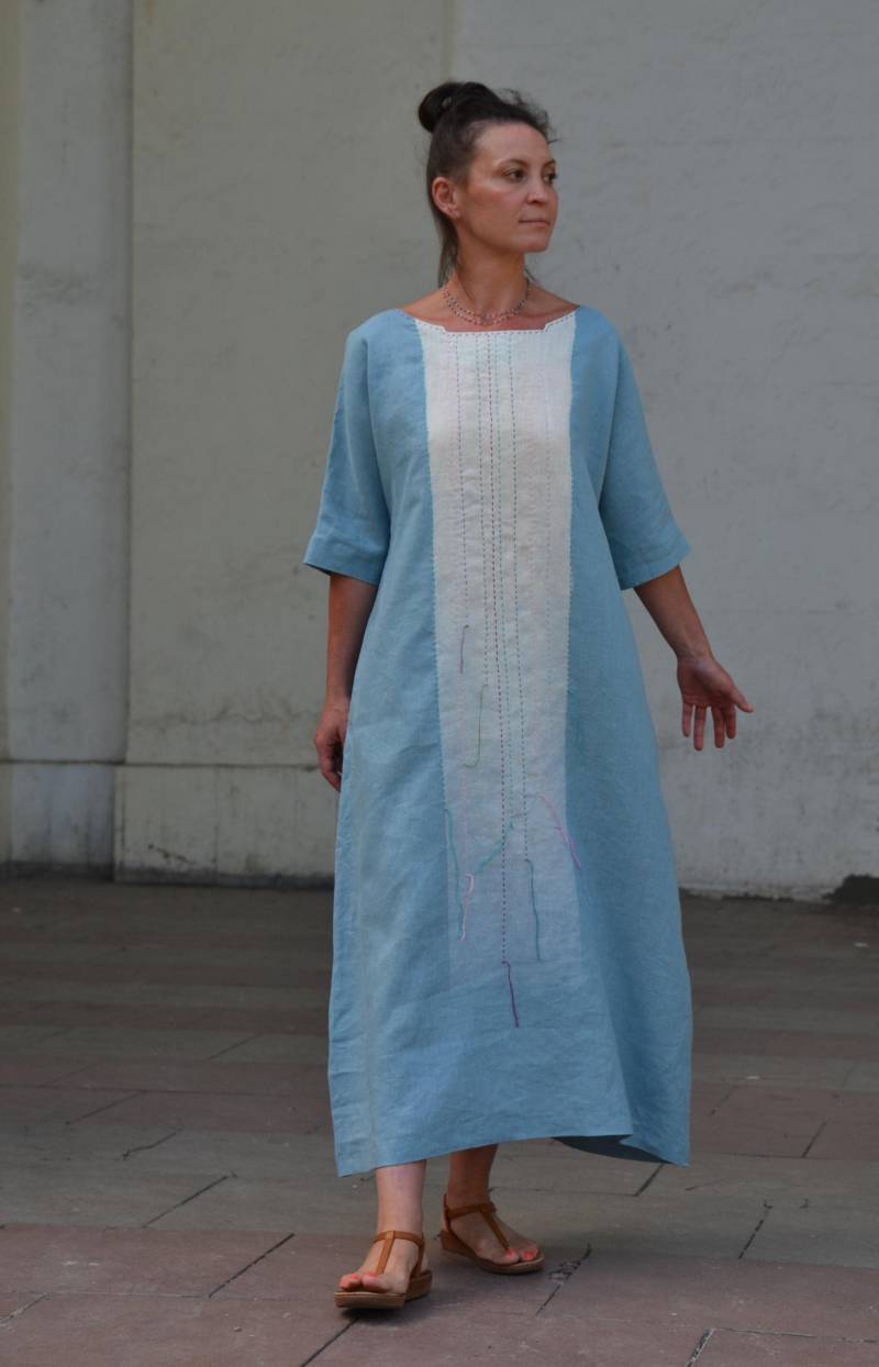 Handgefertigtes Besticktes Leinenkleid Geätztes Designerkleid von Moliqlinen