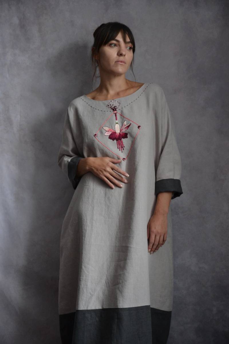 Leinenkleid Mit Blume. Boho Designer Kleid. Weiches Hellgraues Leinenkleid von Moliqlinen