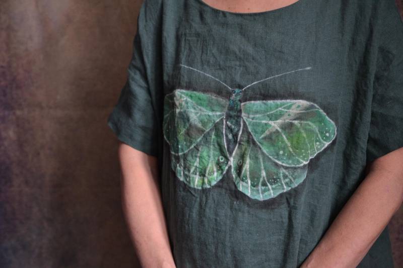 Schmetterling. Leinenkleid Mit Handbemaltem Urheber Design Boho Designerkleid von Moliqlinen