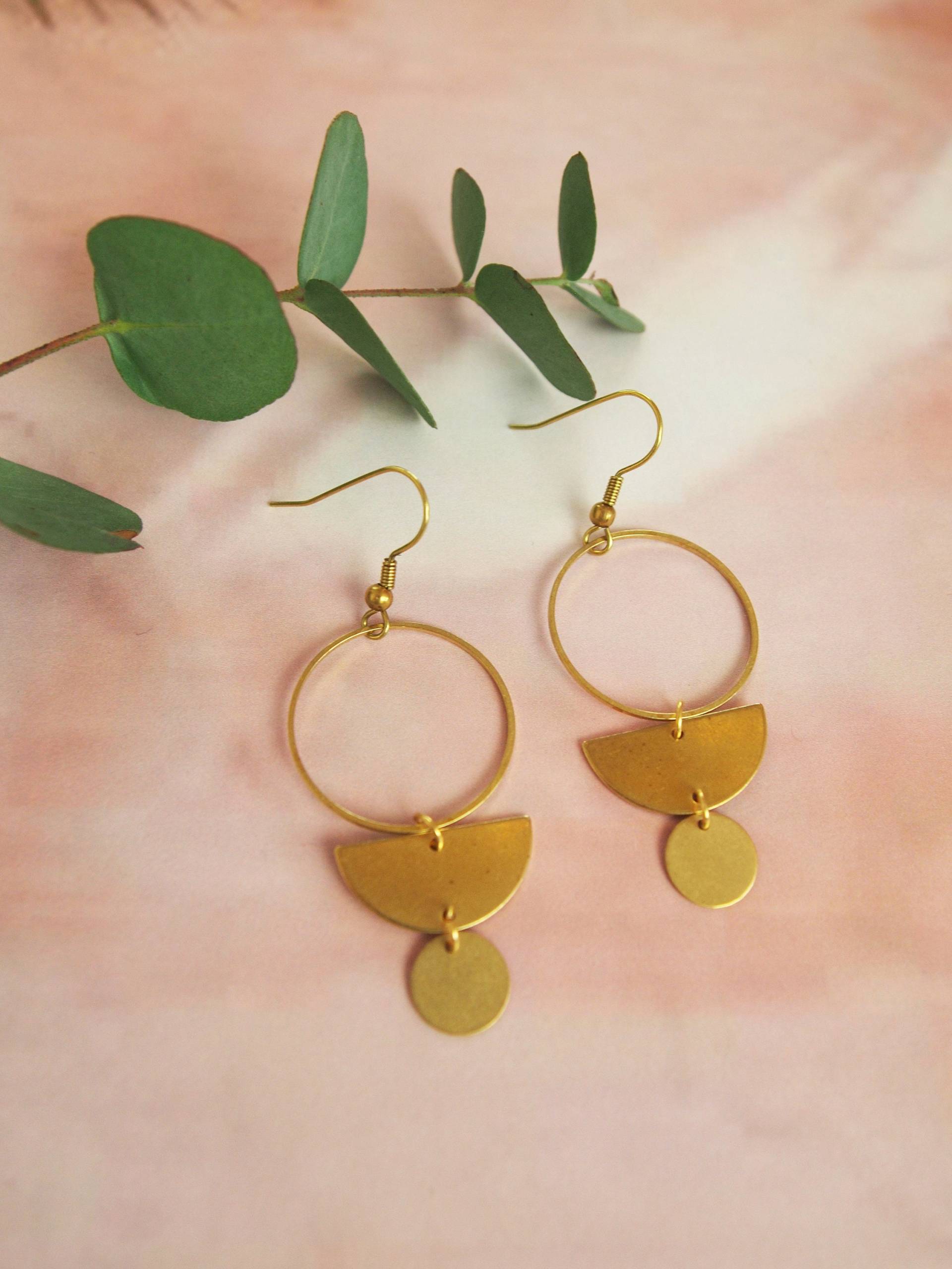 Messing Creolen - Geo Ohrringe Halbkreis von MollieBrownUK