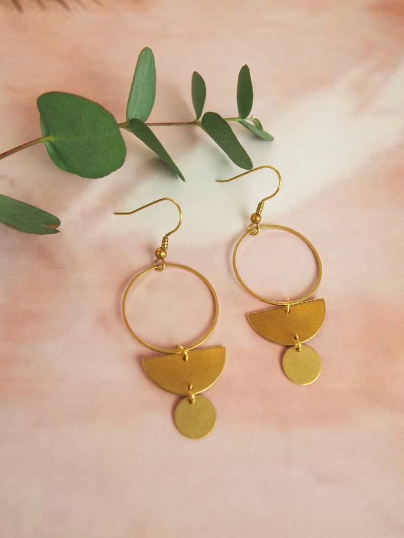 Messing Creolen - Geo Ohrringe Halbkreis von MollieBrownUK