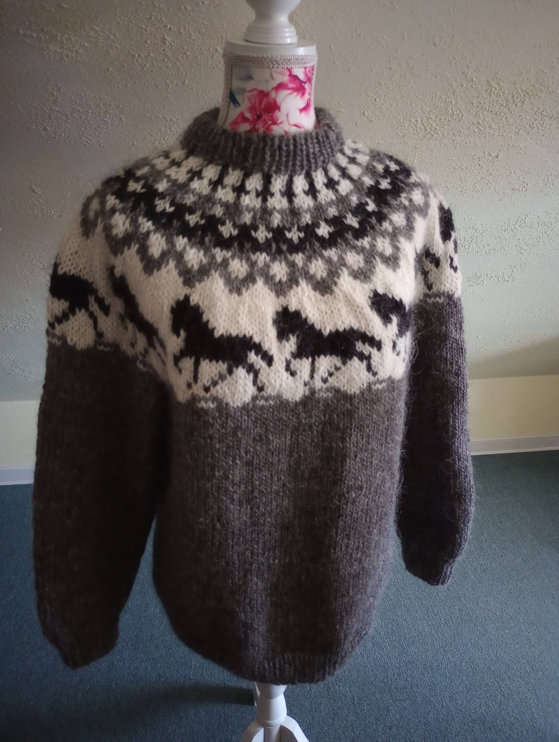 2712 Einzigartiger Handgestrickter Island-/Norwegerpullover Mit Pferden Kuschelige Eleganz Für Kalte Tage von Mollistrick