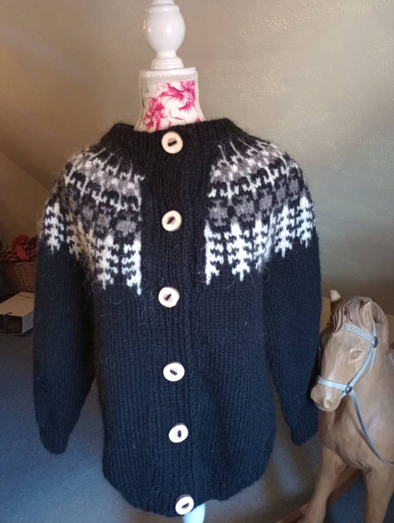 2723 Isländer Strickjacke Mit Holzknöpfe von Mollistrick