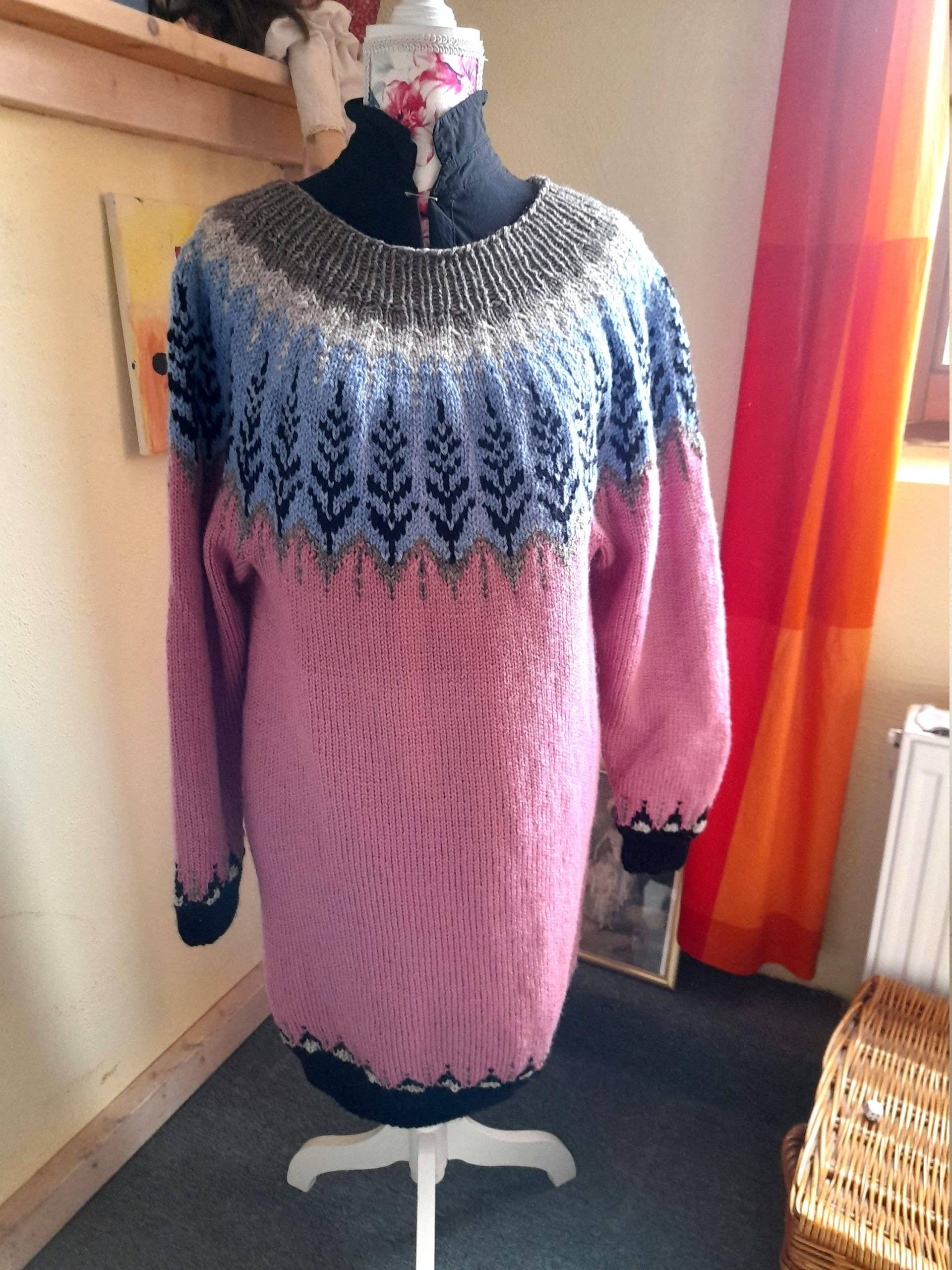 2733 Einzigartiges Handgestricktes Island-/Norwegerkleid Kuschelige Eleganz Für Kalte Tage von Mollistrick