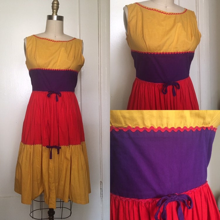1950Er Jahre 50Er Senf Rot Lila Farbe Blockiert Sonne Kleid Rick Rack Fest Bögen 1950Er Jahre 50Er Senf Rot Lila Farbe Blockiert Sonne Kleid Rick Rack Fest Bögen von MolluGoLightly