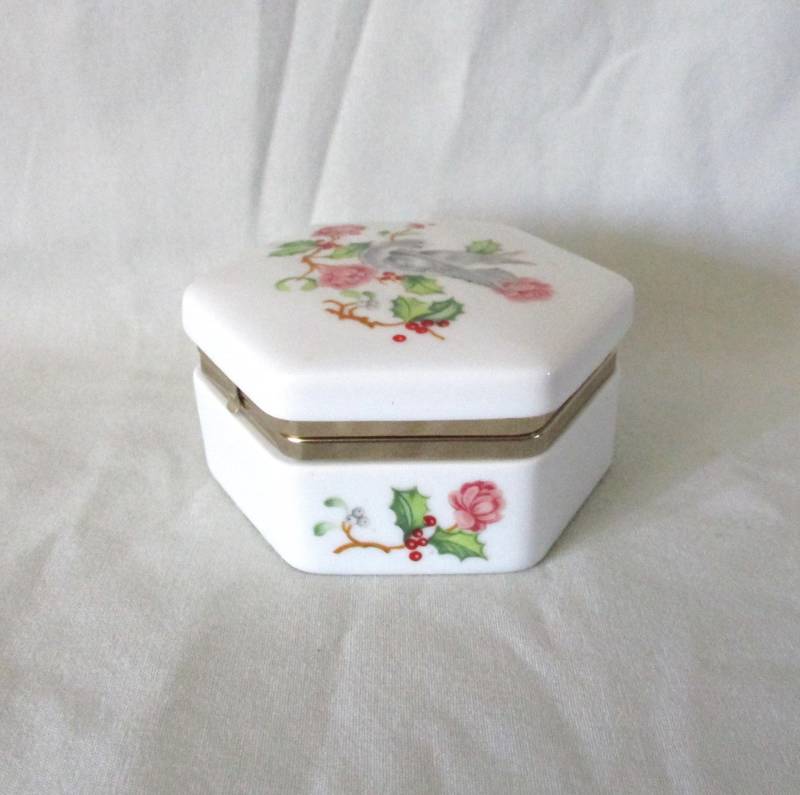 Avon Porzellan Urlaubsgrüße 1983 Kleine Schmuckschatulle, Vintage Avon Porzellan Urlaubsgrüße 1983 Kleine Schmuckschatulle, Vintage von MollyJoCollections