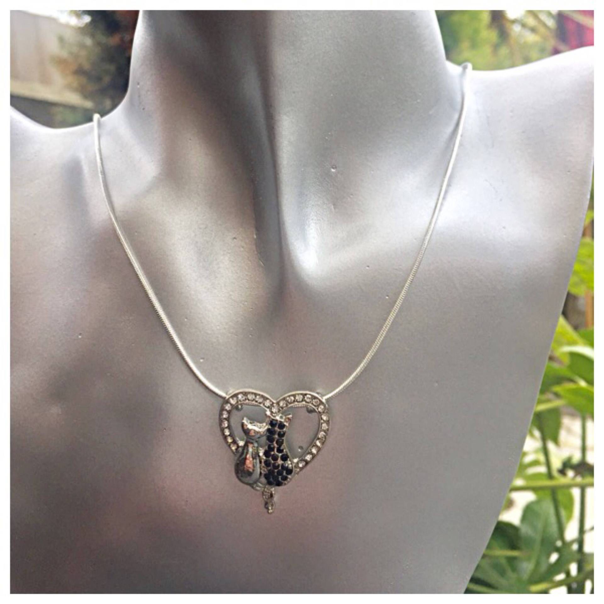 Wunderschöne Diamanté Katzenherz-Halskette Mit Einer 925Er Silberkette. Geschenktüte Verpackt Wunderschöne Diamanté Katzenherz-Halskette Mit Einer 925Er Silberkette. Geschenktüte Verpackt von MollyMcgheeBoutique
