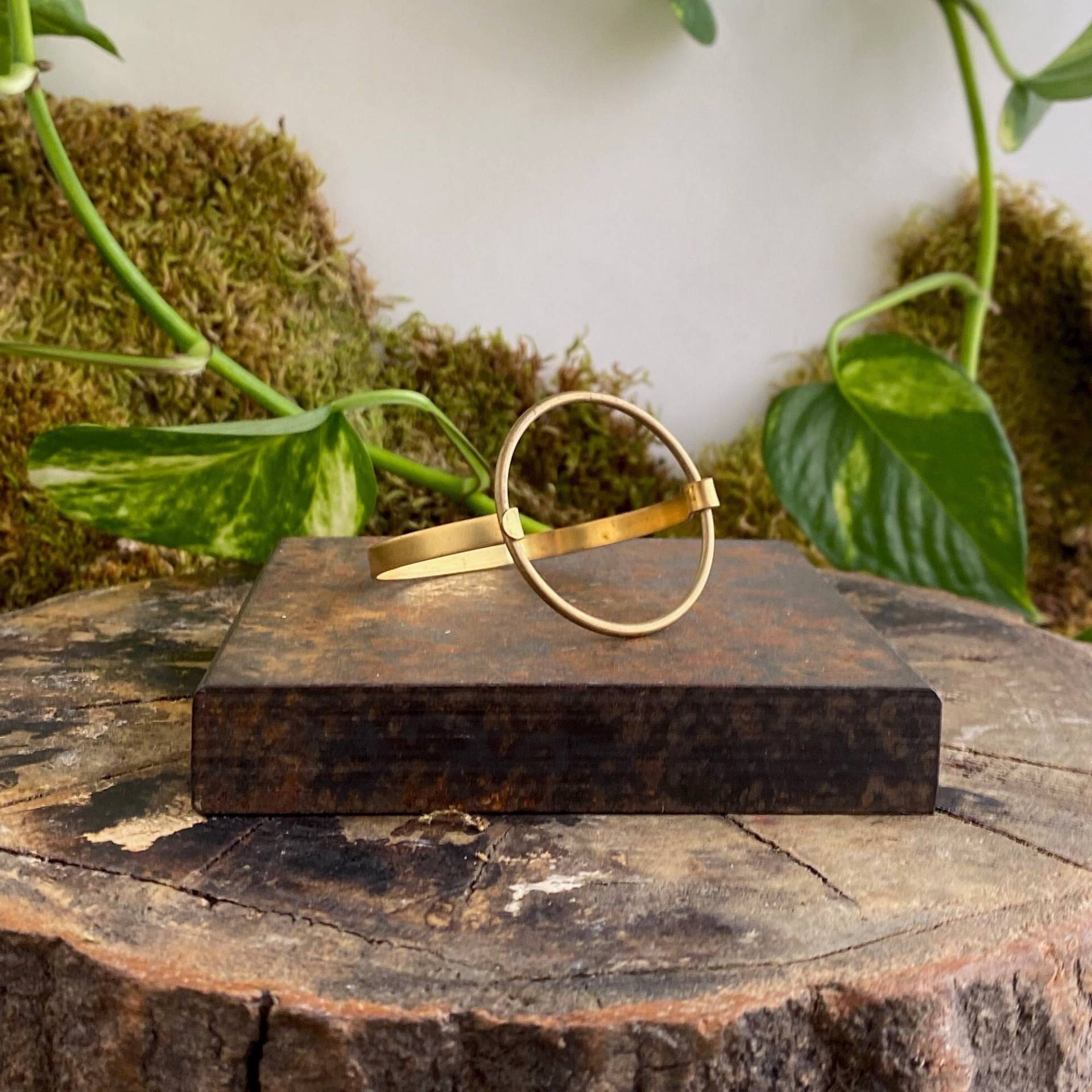 Messing Armreif. Armreifen. Schlichte Armspange Aus Messing. Zartes Manschettenarmband. Gold Manschetten Armbänder. Manschetten. Bündchen Messing Armreif. Armreifen. Schlichte Armspange Aus Messing. Zartes Manschettenarmband. Gold Manschetten Armbänder. Manschetten. Bündchen von MollyRosePost