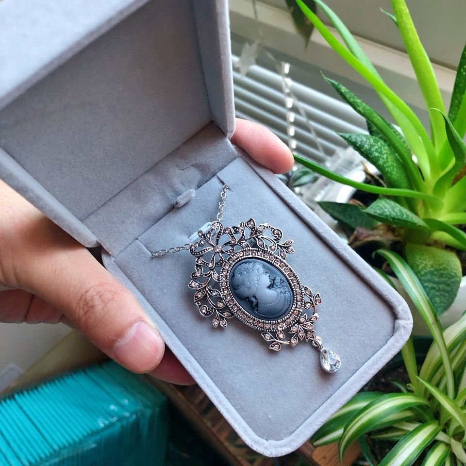 Cameo-Halskette Und Brosche, 22-Zoll-Kette, Relief-Skulptur-Halskette, Mit Schmuckschatulle Aus Samt von MollySimplicity